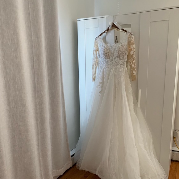 Wedding Dress with veil - Picture 3 of 6